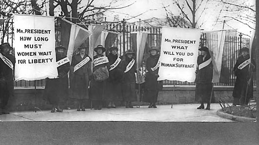 suffragettes pickting the whitehouse 1917